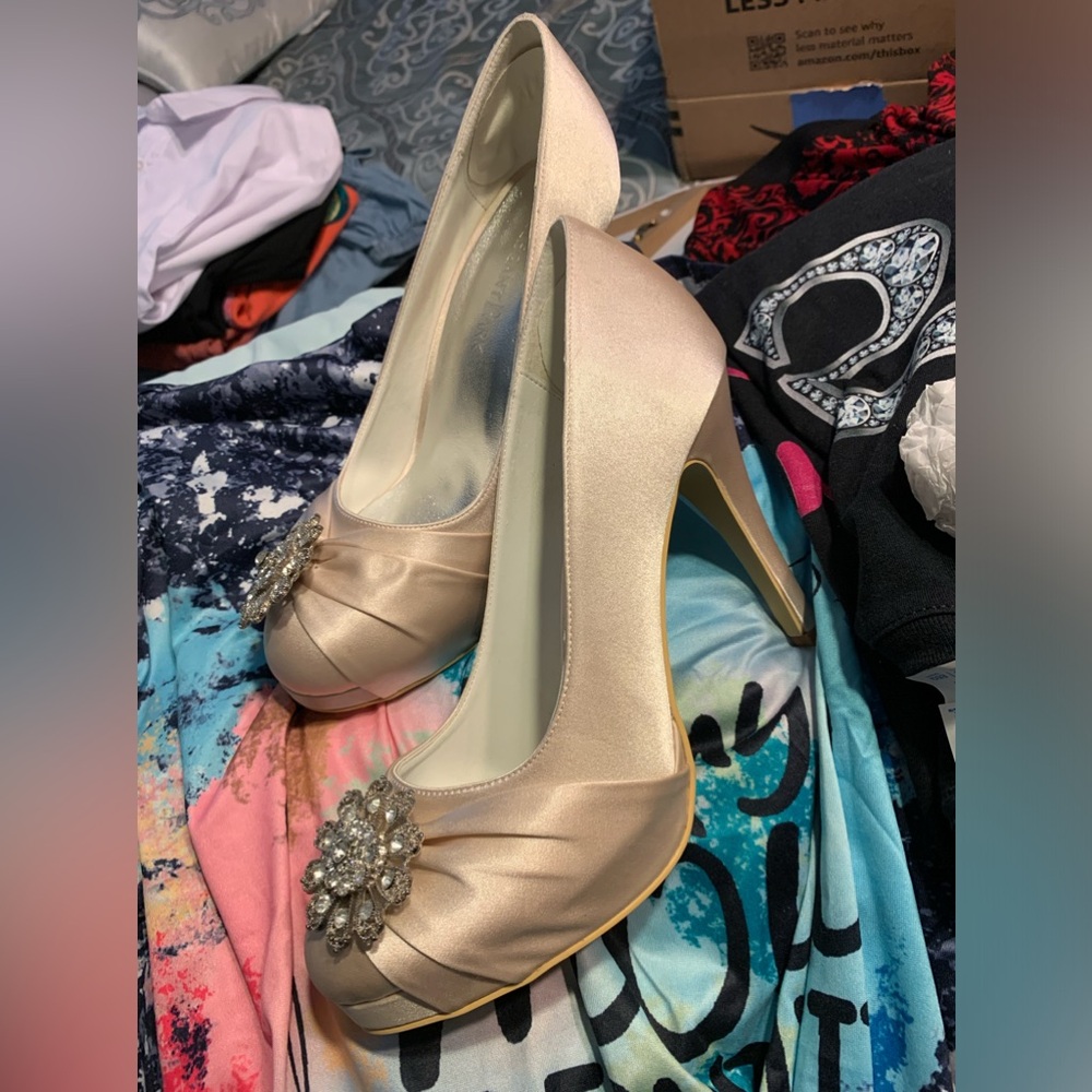 Wedding shoes 4" Heel
Stiletto high heel Sz 9 cream/champagne color.